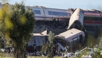 Σοκ και θλίψη στην Ισπανία με τους 68 νεκρούς στη σύγκρουση τρένων -Η πορεία 16 λεπτών στα τυφλά, με κόκκινη σηματοδότηση, ψάχνουν σειρά λαθών