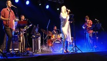 Κατάκολο: Μια θάλασσα μουσικής με τη Ρίτα Αντωνοπούλου -Εκατοντάδες κόσμου στη συναυλία του Λιμενικού Ταμείου [PHOTOS]