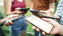 Από 1η Ιανουαρίου το όριο των 15 ετών στα social media: Πώς θα λειτουργήσει η επαλήθευση ηλικίας, ποια ευθύνη έχουν πλατφόρμες και γονείς