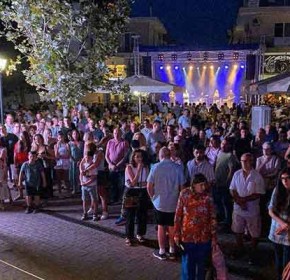 «Πλημμύρισε» από κόσμο ο Πύργος στη «Λευκή Νύχτα» [PHOTOS]