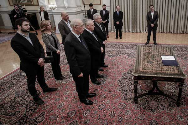 Χαμόγελα και εκπλήξεις στο Προεδρικό Μέγαρο -Οσα έγιναν στην ορκωμοσία των νέων μελών της κυβέρνησης
