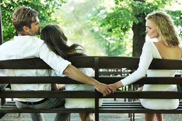 Οι πιο συχνοί λόγοι που η απιστία «φουντώνει» την άνοιξη