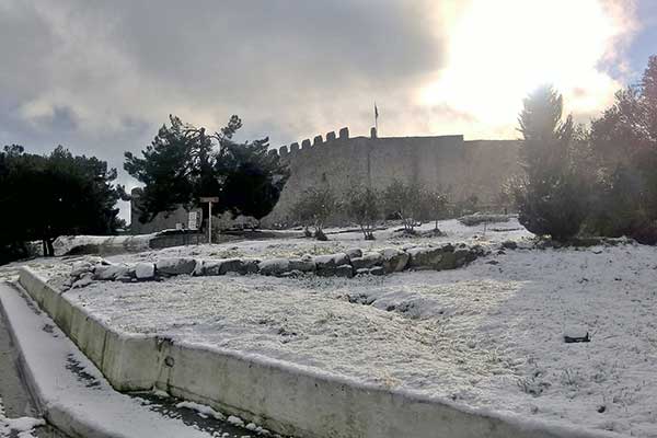 Μοναδικές εικόνες: Κάτασπρο το Κάστρο Χλεμούτσι από την χιονόπτωση!
