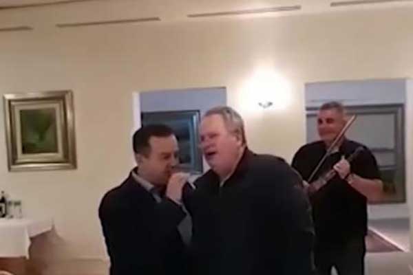 Ο Σέρβος ΥΠΕΞ τραγουδάει στον Κοτζιά «Μη μου θυμώνεις μάτια μου» και σπάει και πιάτα!