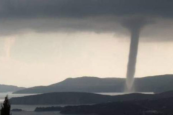 Aνεμοστρόβιλος στη Μεθώνη Μεσσηνίας - Απίστευτες εικόνες στην παραλία [βίντεο]