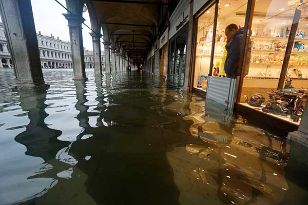 Venice shoopkeeper floods