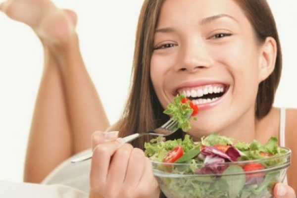 Θέλεις να χάσεις πιο γρήγορα βάρος; Τότε πρόσθεσε αυτές τις τροφές στη σαλάτα σου