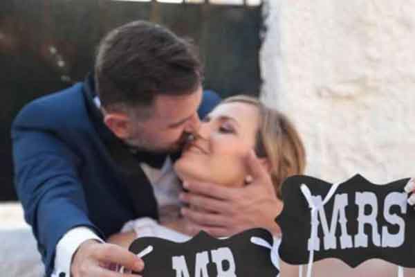 Ηλεία: Ο δάσκαλος παντρεύτηκε τη δασκάλα της διπλανής τάξης - Παρανυφάκια οι μαθήτριες [pics]