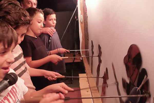 Οι μικροί καραγκιοζοπαίχτες “κλέψανε” την παράσταση