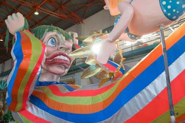 Σε έντονους Καρναβαλικούς ρυθμούς από σήμερα η Πάτρα - Επίσημη πρώτη το βράδυ για τα φετινά άρματα - Οι εκδηλώσεις του τριημέρου