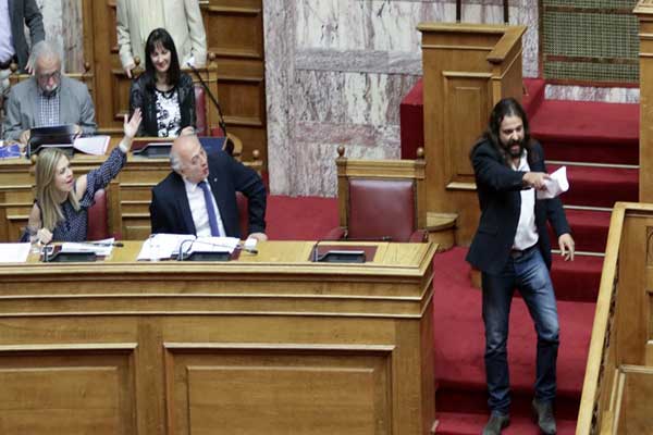 Με το βουλευτικό αυτοκίνητο και με ταχύτητα 180 χλμ ξέφυγε από τα μπλόκα ο Μπαρμπαρούσης