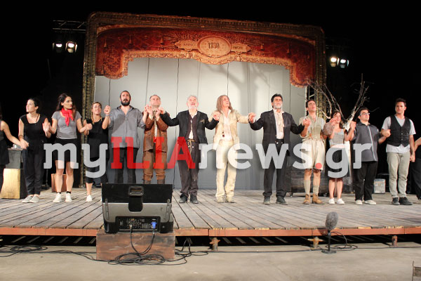 Με την παράσταση «Πλούτος» του Αριστοφάνη άνοιξε η αυλαία του φετινού Φεστιβάλ Αρχαίας Ολυμπίας την Τετάρτη 13 Ιουλίου με τους Γιώργο Κιμούλη, Γιάννη Μπέζο και Πέτρο Φιλιππίδη στους πρωταγωνιστικούς ρόλους.  Επίσης, έπαιξαν οι Τάσος Γιαννόπουλος και ο Αλμπέρτο Φάϊς, με 12μελή χορό ηθοποιών και μουσικών, παρουσιάζουν ένα νέο, φιλόδοξο ανέβασμα του έργου του Αριστοφάνη «Πλούτος».   Η σκηνοθεσία και η διασκευή είναι του Γιώργου Κιμούλη, ο οποίος φρόντισε χρησιμοποιώντας τα κλασσσικά κωμικά τεχνάσματα του Αριστοφάνη, αλλά και τη δέουσα σοβαρότητα που θα έπρεπε να αγγίζει ένα θεατρικό έργο όπως και αυτό, να κερδίσει το χειροκρότημα και να χαρίσει το γέλιο σε χιλιάδες θεατές.  Σύγχρονος του Πελοποννησιακού Πολέμου (431-404), που σήμανε την πτώση της Αθηναϊκής Δημοκρατίας, ο κορυφαίος κωμωδιογράφος της αρχαιότητας Αριστοφάνης πραγματεύεται με διεισδυτικότητα και ακρίβεια την έκπτωση των αξιών.   Κεντρική θέση στα 11 σωζόμενα έργα του -οι Αλεξανδρινοί του αποδίδουν συνολικά 40- κρατά η σφοδρή κριτική του στην πολιτική, κοινωνική, ηθική και οικονομική κρίση κατά τη διάρκεια της εκπεσούσης αθηναϊκής δημοκρατίας, με λόγο σύγχρονο και τολμηρό – σε σημείο σοκαριστικό για τα δεδομένα της εποχής.  Στους κεντρικούς ρόλους ήταν οι Γιώργος Κιμούλης (Πλούτος & Πενία), Γιάννης Μπέζος (Χρεμύλος), Πέτρος Φιλιππίδης (Καρίων), ωστόσο και ο Τάσος Γιαννόπουλος (Βλεψίδημος, Συκοφάντης Γριά, Ερμής) και Αλμπέρτο Φάϊς (Δίκαιος & Ιερέας), κατάφεραν να κερδίσουν το κοινό επάξια.  Τον 12μελή χορό που γέμισε με μελωδίες και χορευτικά τη σκηνή του θεάτρου Φλόκα αποτελούσαν οι Γκιζέλη Χριστέλα, Δαβάκη Βερόνικα, Ζησάκης Ευθύμης, Ζουγανέλης Αλέξανδρος, Κατσώλης Παναγιώτης, Μαούτσου Κατερίνα, Σπατιώτη Χριστίνα, Στασινοπούλου Ντένια, Τσαβά Ειρήνη, Τσιμπρικίδου Ελένη, Τσουρής Γιώργης και Χιώτης Χάρης.  Δείτε φωτογραφίες.