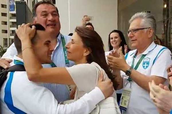 Υποδοχή ήρωα για τον χρυσό Λευτέρη Πετρούνια στο Ολυμπιακό χωρίο -Συνθήματα και πανηγυρισμοί [βίντεο]  