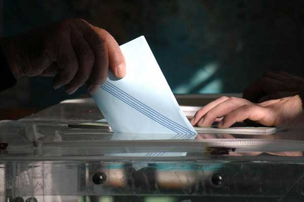 Πολιτικό Βαρόμετρο της Public Issue: Το 56% ζητά εκλογές τώρα