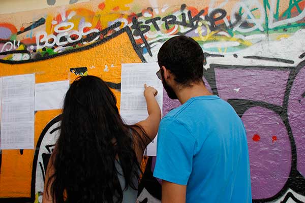 Βάσεις: Τα πάνω κάτω στις σχολές – Ποιες ανεβαίνουν ως και 500 μόρια και ποιες πέφτουν πάνω από 300 – Η πρόβλεψη για τα αποτελέσματα των πανελληνίων