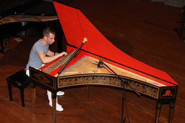 Η ιστορία του 23χρονου Χάρη που κατασκευάζει μπαρόκ μουσικά όργανα στην Αρχαία Ολυμπία