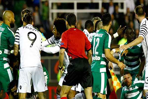 Λεωφόρος όπως Πανθεσσαλικό: Διεκόπη ο αγώνας ΠΑΟ-ΠΑΟΚ, τραυματίστηκε από κουτάκι μπύρας ο Ίβιτς