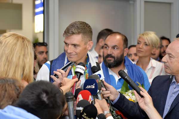 Στην Αθήνα ο Γιαννιώτης με το αργυρό: Πλήθος κόσμου τον αποθέωσε στο αεροδρόμιο -Κανείς επίσημος στην υποδοχή