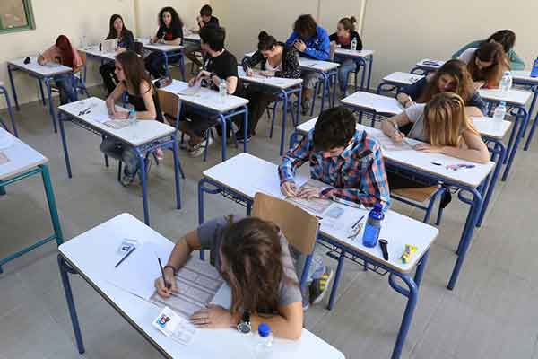 Πανελλήνιες εξετάσεις 2017 – Βάσεις: Τα μαθηματικά οδηγούν σε βουτιά τις περισσότερες σχολές