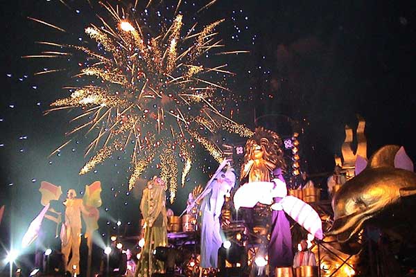 Πάτρα:Ξεκίνησε το Πατρινό Καρναβάλι 2017- Xιλιάδες πυροτεχνήματα στον ουρανό-VIDEO