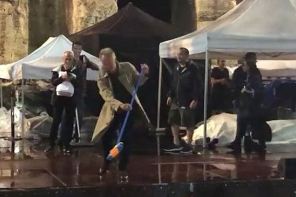 Βίντεο: Ο Στινγκ βγήκε με σκούπα στο Ηρώδειο και καθάρισε τη σκηνή από τα νερά