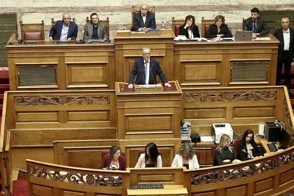 Γιούνκερ στη Βουλή: Έλληνες σας εξορκίζω, συνεχίστε τις προσπάθειες