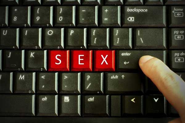 Απιστία: «Σαρώνουν» το διαδίκτυο για ερωτικές περιπέτειες οι γυναίκες στην Ελλάδα!