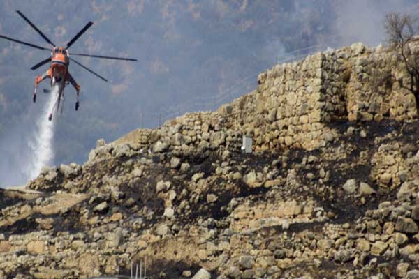 mykines-fotia-arxaiologikos-xoros-elikoptero-nea