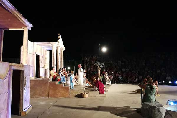 Διεθνές Φεστιβάλ Αρχαίας Ήλιδας: Ασφυκτικά γεμάτο το θέατρο Ήλιδας στις «Εκκλησιάζουσες 2018» [PHOTOS]