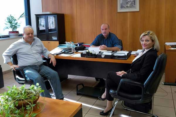 Επίσκεψη στον Δήμαρχο Πύργου κ. Γαβριήλ Λιατσή, πραγματοποίησαν σήμερα Δευτέρα 05/02/2018 καθηγητές και μαθητές του 2ου Γυμνασίου Πύργου. Το 2ο Γυμνάσιο Πύργου που συμμετέχει στο ευρωπαϊκό πρόγραμμα Erasmus, φιλοξενεί καθηγητές και μαθητές από την Πολωνία, την Σλοβακία, την Ιταλία και την Βουλγαρία. Ο Δ/ντής του 2ου Γυμνασίου κ. Γεώργιος Κομιώτης και οι καθηγήτριες του σχολείου Παρασκευή Ανδρουτσοπούλου, Αθηνά Παναγούλια  και Αικατερίνη Ζούνη, συνόδευσαν τους ξένους καθηγητές και τους μαθητές κατά την επίσκεψή τους στο Λάτσειο Δημοτικό Μέγαρο. Ο Δήμαρχος Πύργου υποδέχθηκε με μεγάλη χαρά, μαζί με την Δ/ντρια Διοικητικών Υπηρεσιών του Δήμου κα Αντωνία Παπανικολάου.  Κατά την επίσκεψή τους  οι καθηγητές είχαν την  ευκαιρία να επισκεφθούν την αίθουσα του Δημοτικού Συμβουλίου όπου ο Δήμαρχος Πύργου τους μίλησε για την ιστορία της πόλης μας και να ξεναγηθούν από υπάλληλο του Δήμου στην αίθουσα Λαογραφικών Στοιχείων. Στο τέλος της συνάντησης αντάλλαξαν δώρα και  αναμνηστικές φωτογραφίες