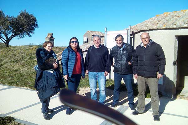 IMG 20190212 141749-μπροστά-στις-αρχαιότητες-στην-Νεκρόπολη-της-Ταρκύνιας