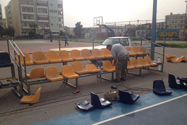 Πριν από μερικές ημέρες άγνωστοι έσπασαν περίπου 20-30 καθίσματα στις εξέδρες του Αθλητικού Κέντρου στην Αγία Βαρβάρα Πύργου.  Με την άμεση επέμβαση της Δημοτικής Αρχής Πύργου, τα καθίσματα αποκαταστάθηκαν.  Οι εθελοντές του Αθλητικού Κέντρου παρέλαβαν τα καινούρια καθίσματα από τον υπεύθυνο Αθλητισμού του Δήμου, Χρήστο Γιαννακόπουλο και με την εθελοντική βοήθεια του Αλέξη Σγουρού αντικαταστάθηκαν τα κατεστραμμένα καθίσματα.  "Ας μεριμνήσουμε όλοι μας ώστε να προφυλαχθεί η προσπάθεια όλων αυτών των ετών", διαμηνύουν οι υπέυθυνοι του Αθλητικού Κέντρου, ώστε να μην παρατηρηθούν και στο μέλλον τέτοιου είδους βανδαλισμοί σε χώρους όπως αυτόν.