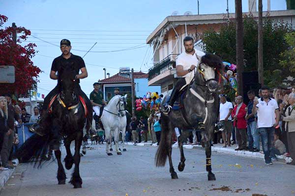 Ανδραβίδα: Εντυπωσίασε η 15η Ιππική παρέλαση των Κενταύρων! [PHOTOS]