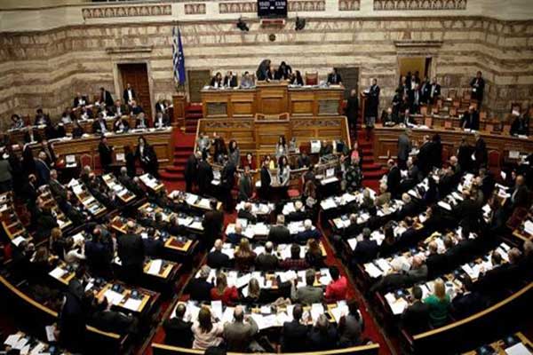 Στη Βουλή το πολυνομοσχέδιο με τα προαπαιτούμενα για το κλείσιμο της 4ης αξιολόγησης