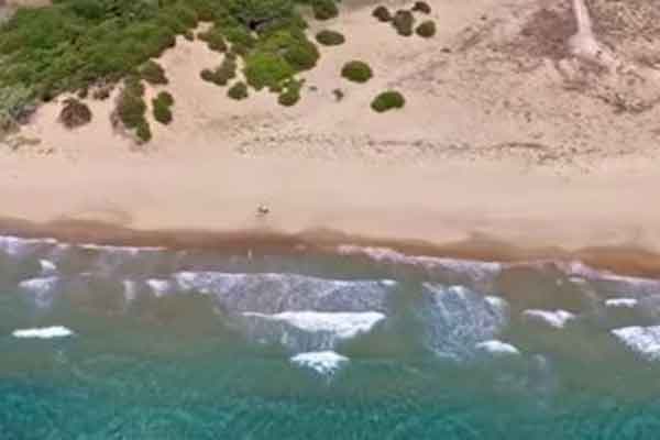 H «Χρυσή Ακτή» της Κυλλήνης: Ένας άγνωστος παράδεισος 6 χλμ με χρυσή αμμουδιά και ρηχά νερά