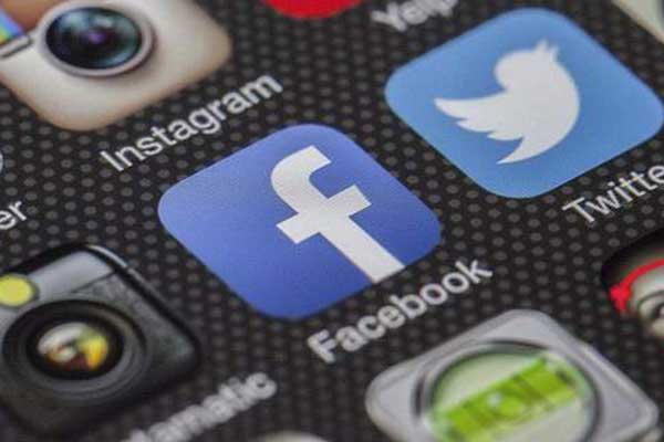 Απίστευτο: Το Facebook έβαλε τα «Αρχαία Ελληνικά» στην επιλογή γλώσσας -Πώς ενεργοποιούνται