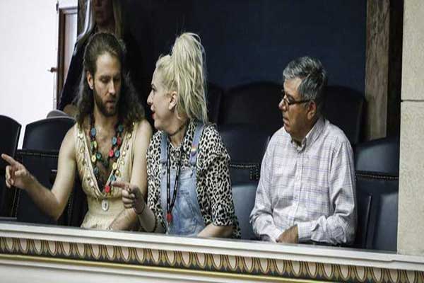 Με 161 «ναι» πέρασε το άρθρο 8 για την αναδοχή από ομόφυλα ζευγάρια