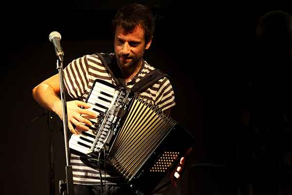 «Πυρετός» για τον Κωστή Μαραβέγια - Εμφανίζεται την Παρασκευή 11 Αυγούστου στο θέατρο Φλόκα